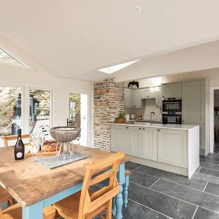 White House Cottage, Bay Holidays *