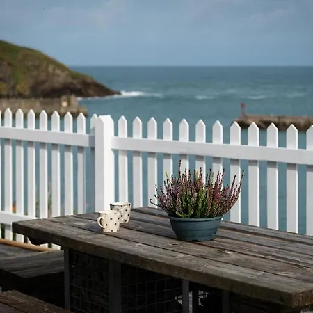 Dom wakacyjny White House Cottage, Bay Holidays